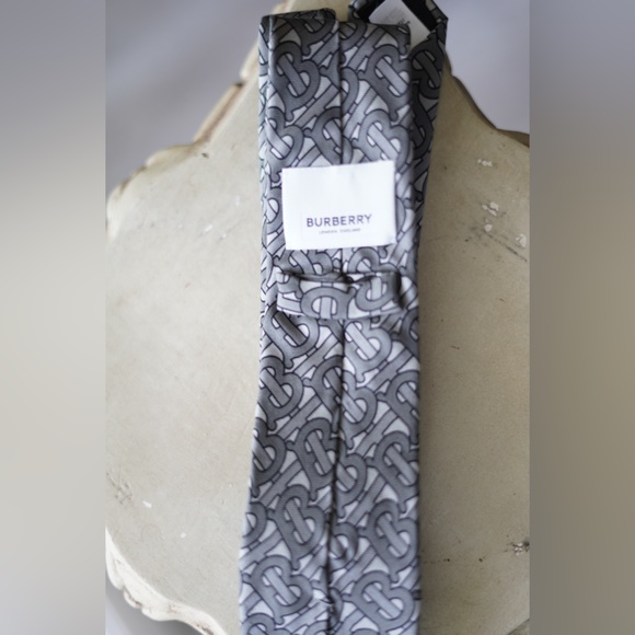 Burberry Gray Geometric Pattern Tie - Picture 2 of 2